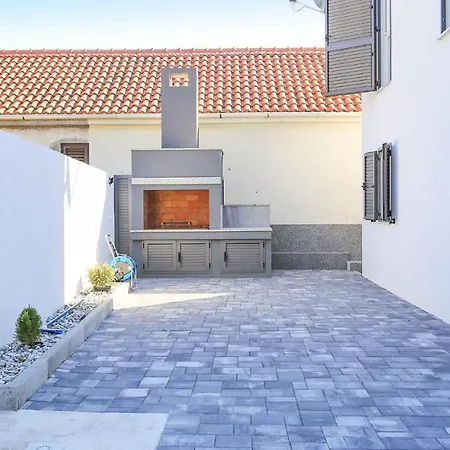Holiday home Gorgeous In With Kitchen Vrsi