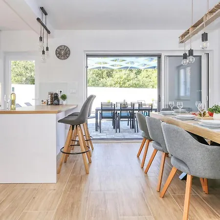 Gorgeous In With Kitchen Holiday home